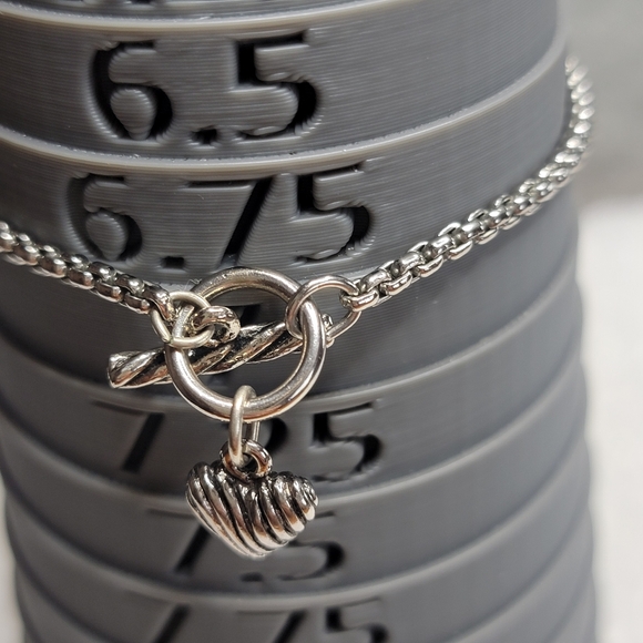 Elegant Silver-tone Heart Charm Toggle Bracelet - Picture 4 of 6